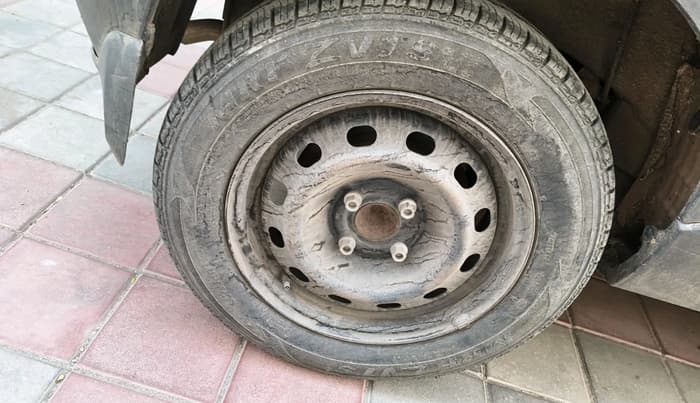 2017 Mahindra Kuv100 K4 6 STR, Petrol, Manual, 42,152 km, tyre