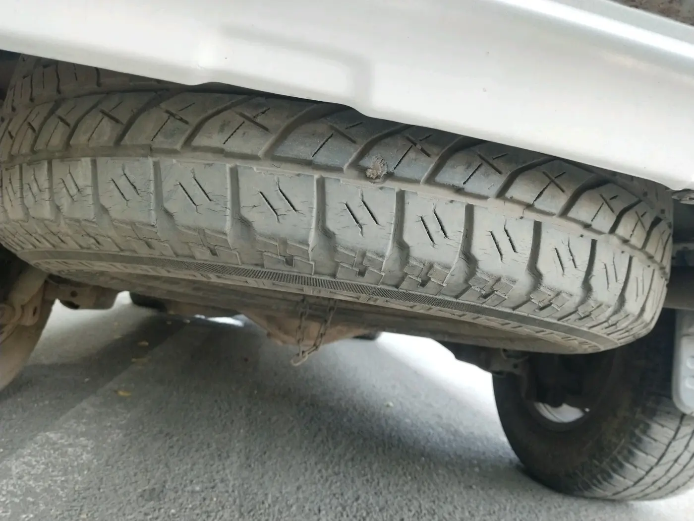 2011 Toyota Fortuner 3.0 4X4 MT, Diesel, Manual, 3,22,012 km, tyre