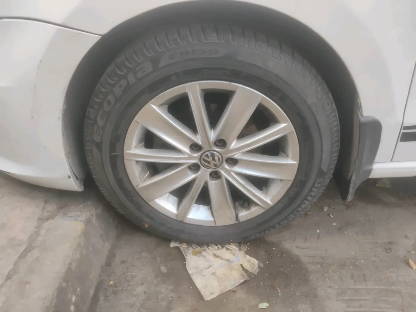 2016 Volkswagen Vento HIGHLINE PETROL AT, Petrol, Automatic, 79,581 km, tyre