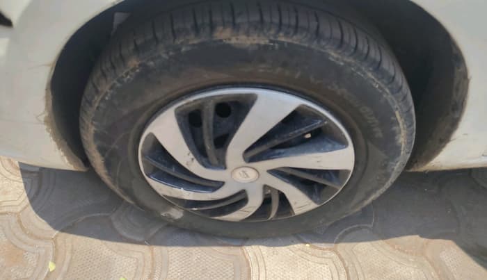 2016 Maruti Ertiga VXI, Petrol, Manual, 1,00,000 km, tyre