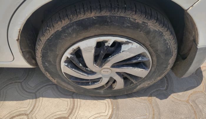 2016 Maruti Ertiga VXI, Petrol, Manual, 1,00,000 km, tyre