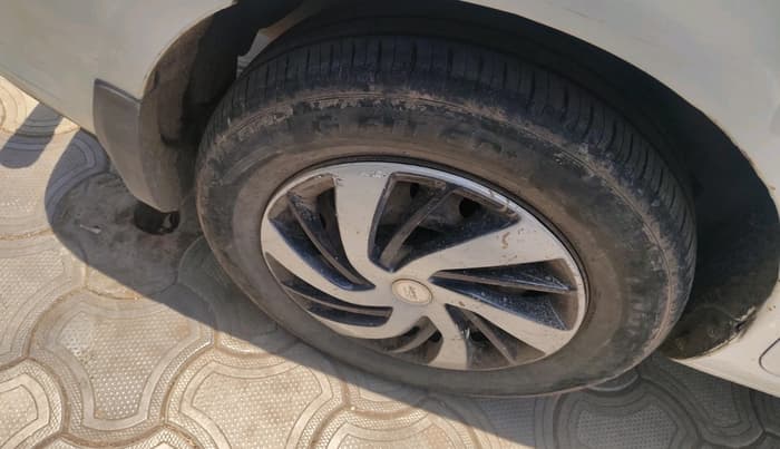 2016 Maruti Ertiga VXI, Petrol, Manual, 1,00,000 km, tyre