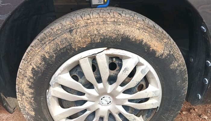 2015 Maruti Swift VXI, Petrol, Manual, 16,901 km, tyre