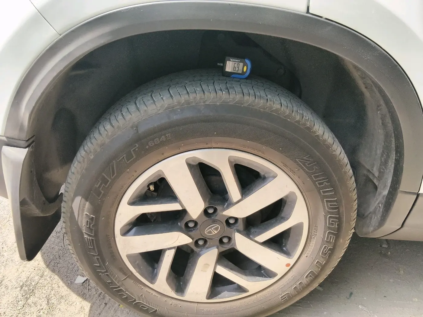 2021 Tata Harrier XZA PLUS 2.0L, Diesel, Automatic, 1,45,127 km, tyre