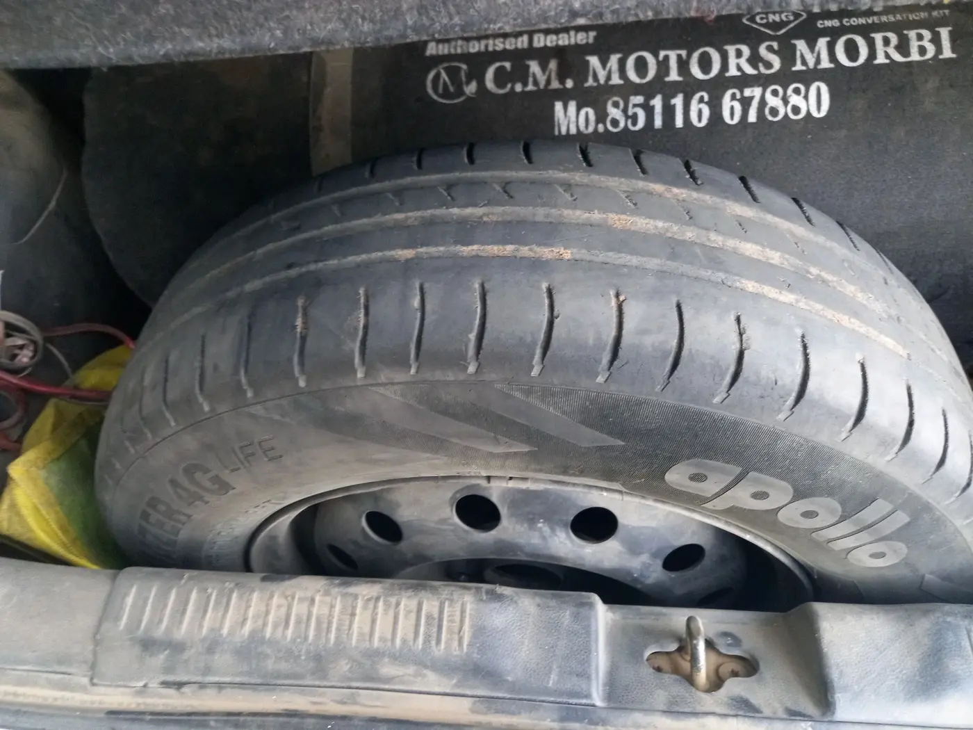2021 Maruti Swift VXI, CNG, Manual, 1,33,000 km, tyre