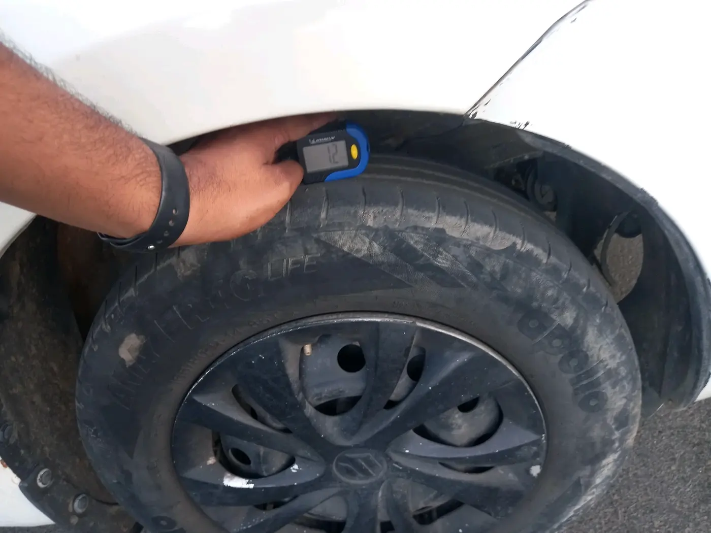 2021 Maruti Swift VXI, CNG, Manual, 1,33,000 km, tyre