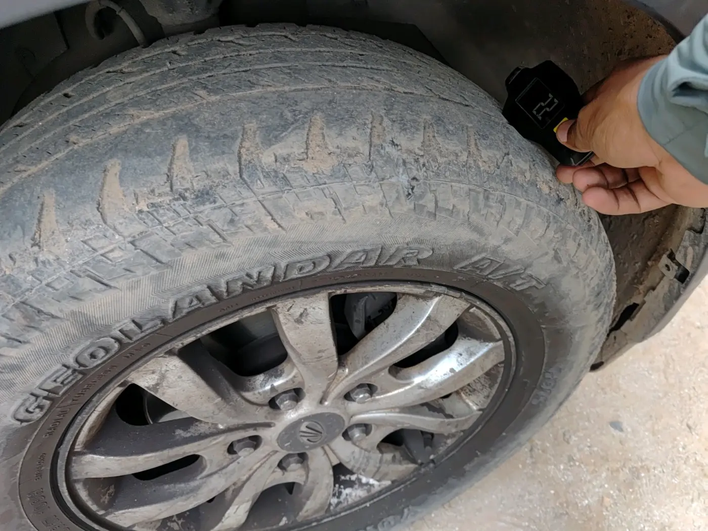 2016 Mahindra XUV500 W10 AT 1.99, Diesel, Automatic, 1,28,989 km, tyre