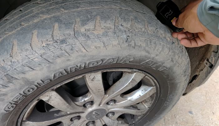 2016 Mahindra XUV500 W10 AT 1.99, Diesel, Automatic, 1,28,989 km, tyre