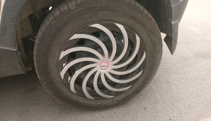 2016 Mahindra Kuv100 K4 PLUS 6 STR, Petrol, Manual, 59,133 km, tyre