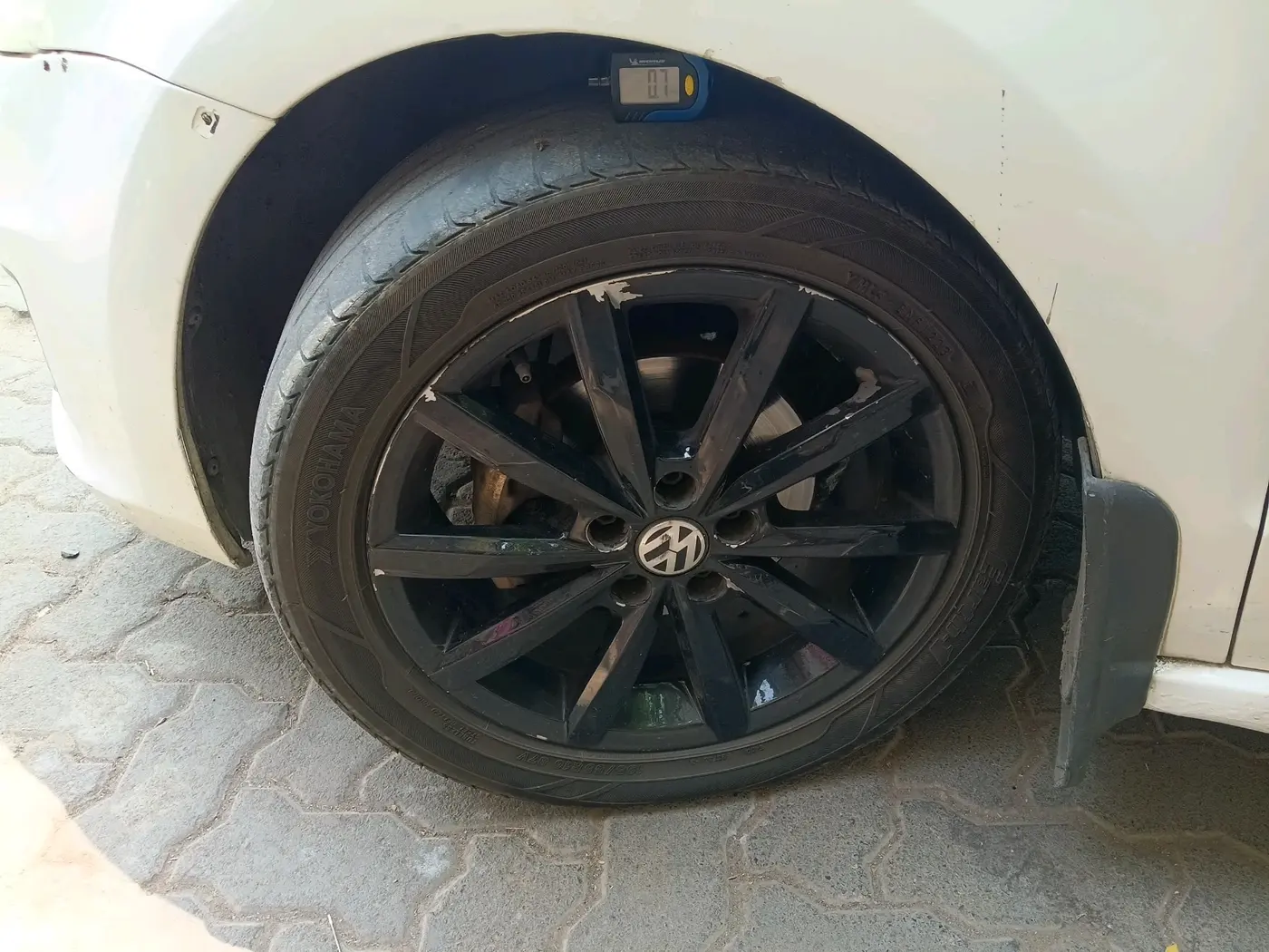 2018 Volkswagen Vento HIGHLINE PLUS 1.2 AT 16 ALLOY, Petrol, Automatic, 10,43,999 km, tyre