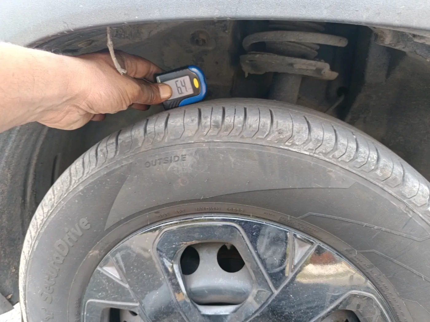 2023 Tata PUNCH ADVENTURE AMT, Petrol, Automatic, 1,24,898 km, tyre