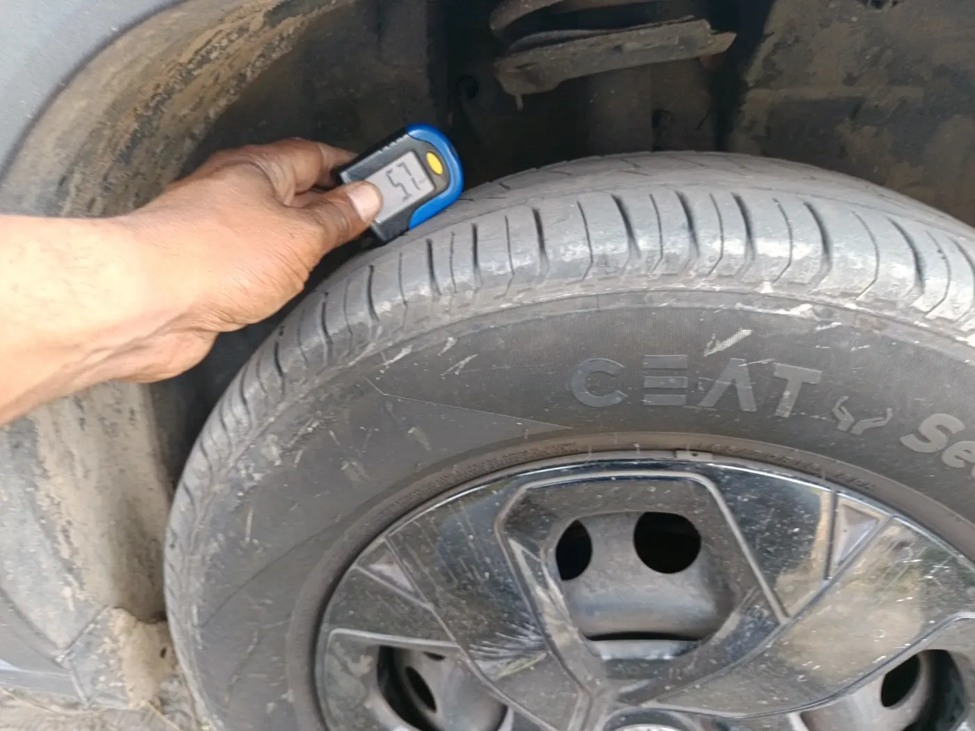 2023 Tata PUNCH ADVENTURE AMT, Petrol, Automatic, 1,24,898 km, tyre