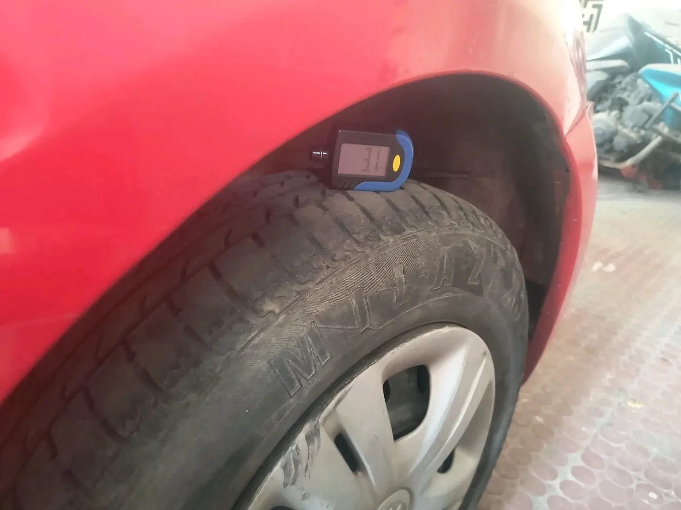 2011 Maruti Swift VXI, Petrol, Manual, 68,675 km, tyre