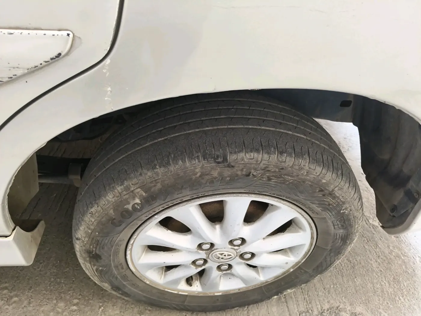 2012 Toyota Innova 2.5 VX 8 STR, Diesel, Manual, 1,70,922 km, tyre