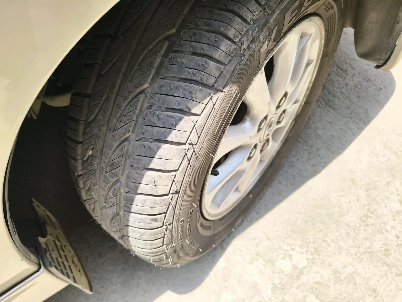 2012 Toyota Innova 2.5 VX 8 STR, Diesel, Manual, 1,70,922 km, tyre