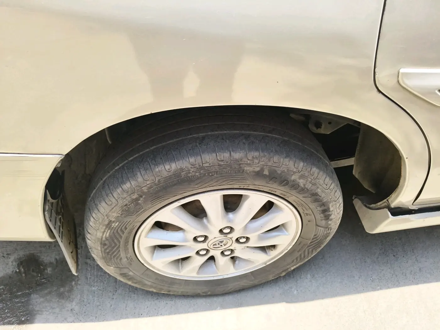 2012 Toyota Innova 2.5 VX 8 STR, Diesel, Manual, 1,70,922 km, tyre