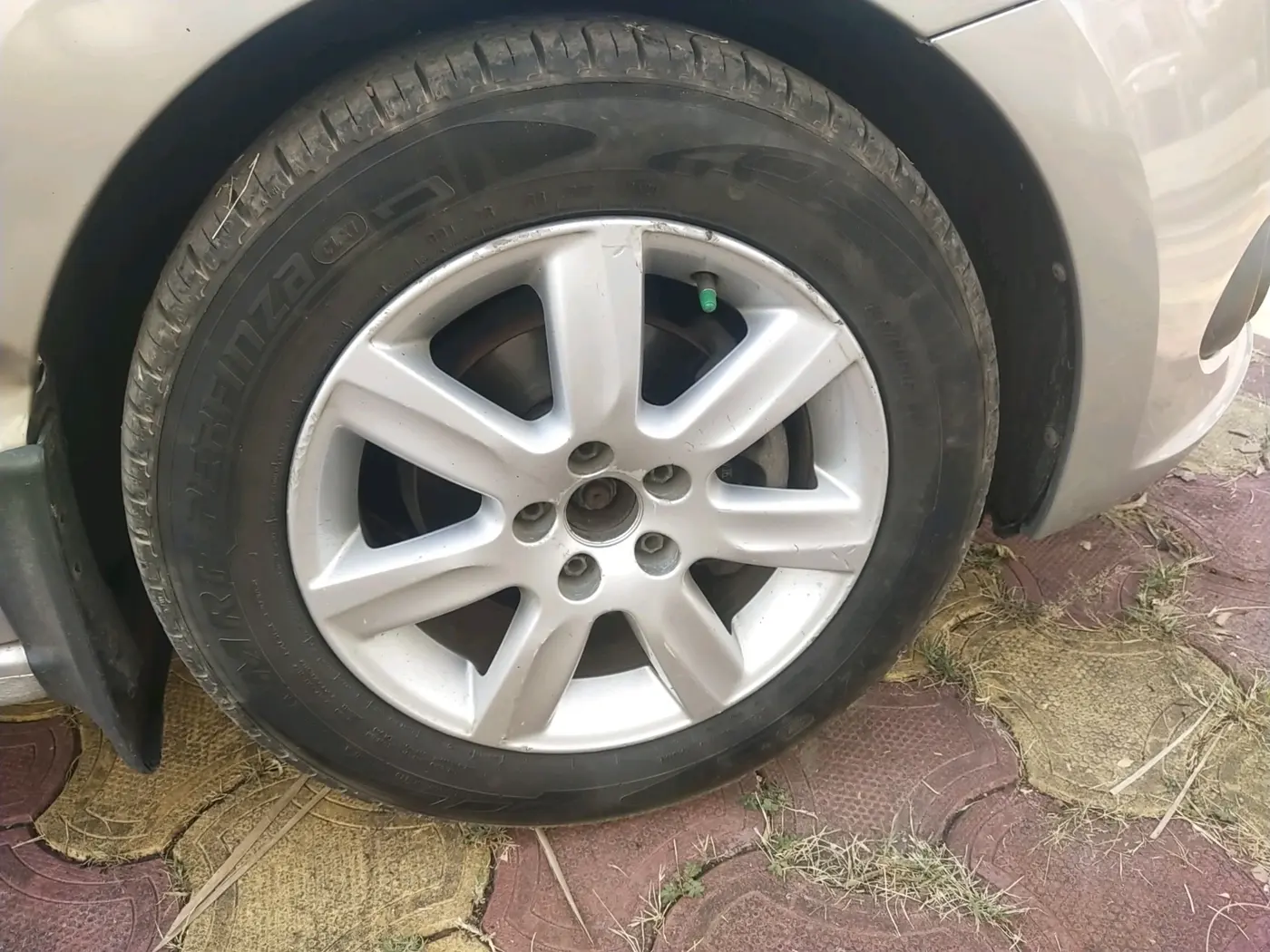 2012 Volkswagen Vento HIGHLINE DIESEL 1.6, Diesel, Manual, 1,79,900 km, tyre