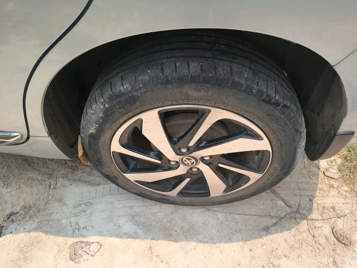 2022 Toyota Glanza V, Petrol, Manual, 35,702 km, tyre