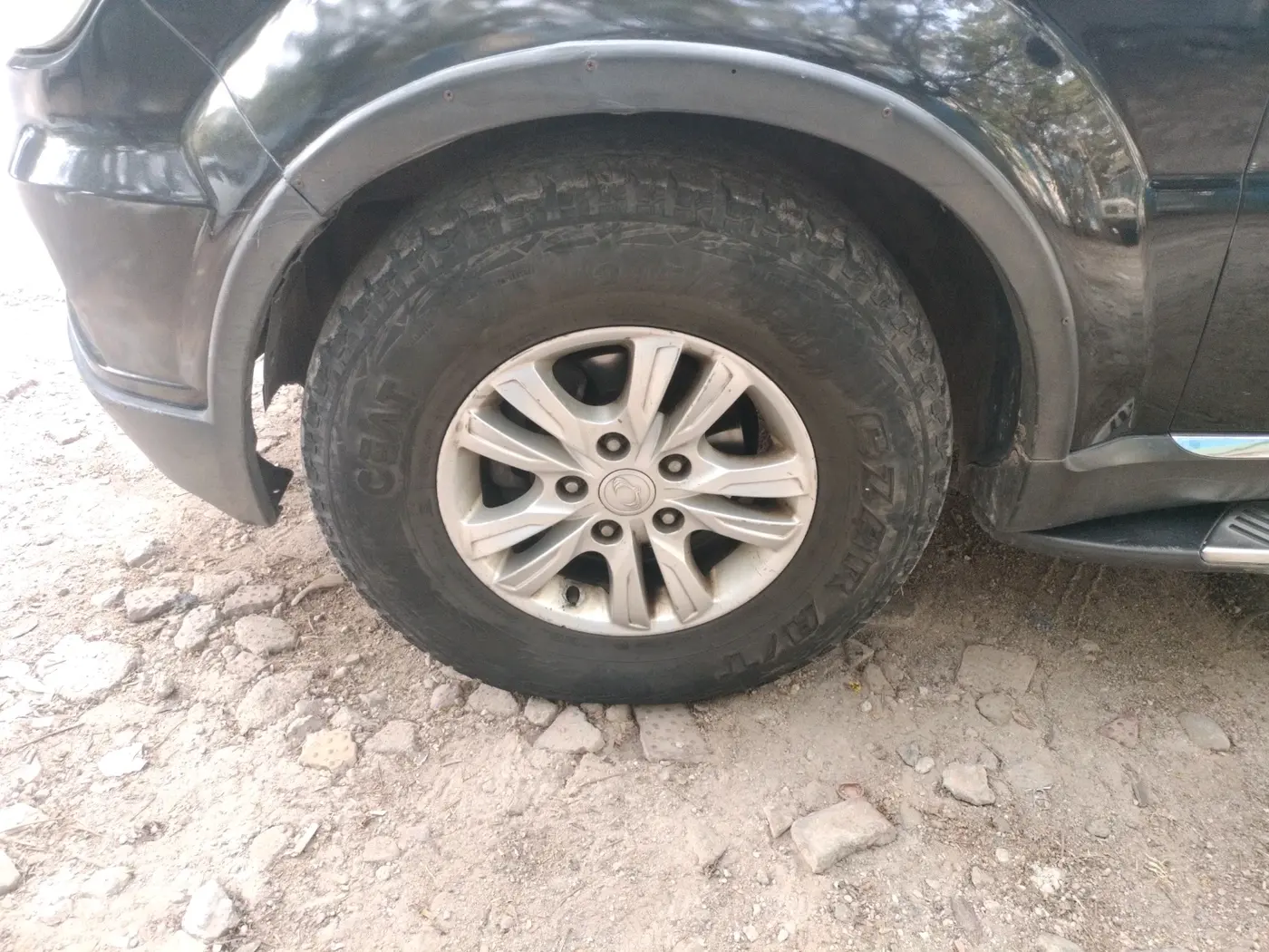 2013 Ssangyong Rexton RX7, Diesel, Automatic, 1,95,804 km, tyre