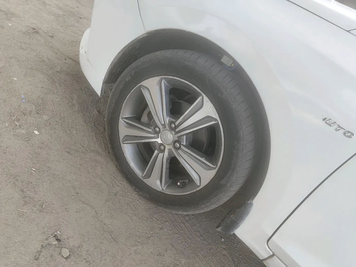 2018 Hyundai Verna 1.6 CRDI SX + AT, Diesel, Automatic, 1,45,553 km, tyre