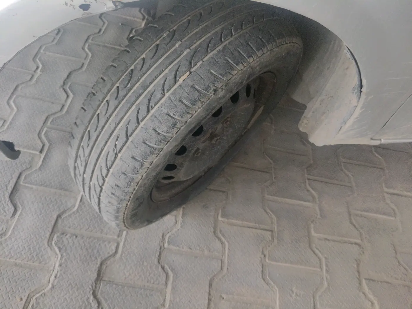 2011 Toyota Etios Liva G, Petrol, Manual, 1,16,846 km, tyre