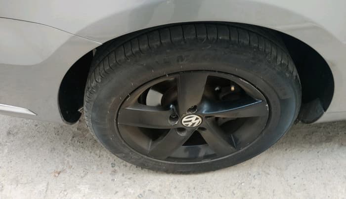 2012 Volkswagen Passat HIGHLINE DSG, Diesel, Automatic, 1,75,644 km, tyre