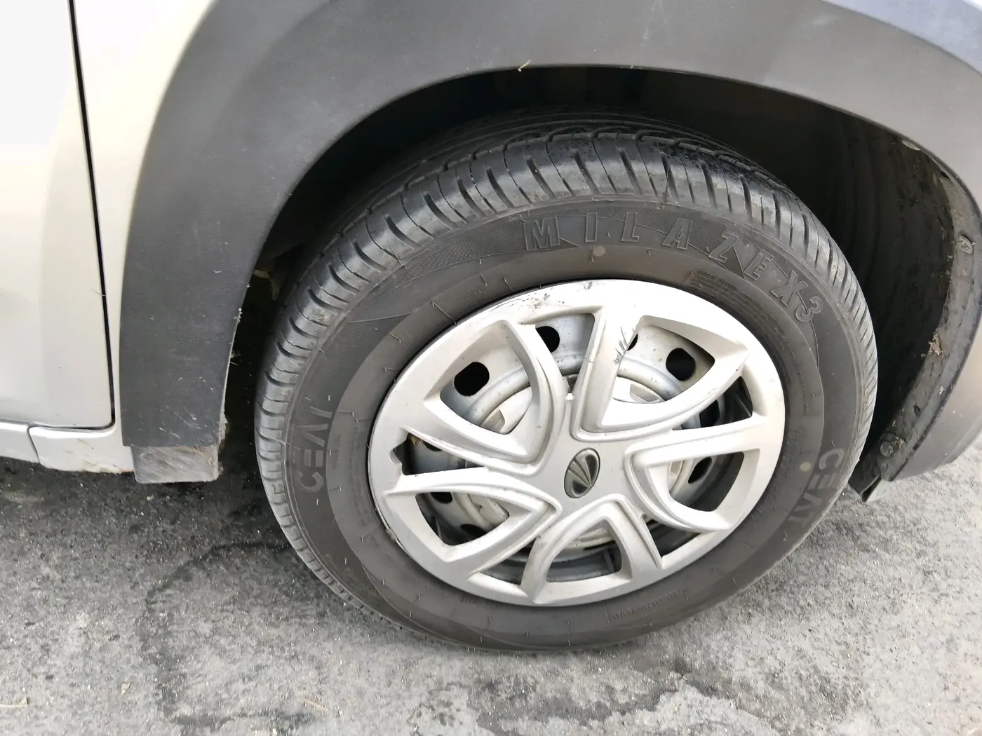 2018 Mahindra KUV 100 NXT K2+ P 6 STR, CNG, Manual, 86,005 km, tyre