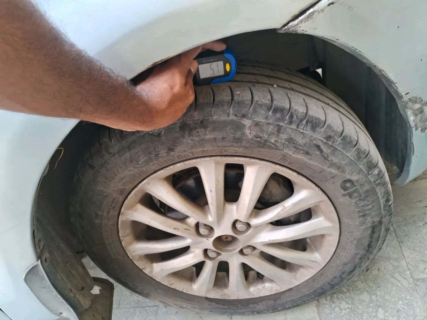 2011 Toyota Etios V, Petrol, Manual, 1,25,854 km, tyre