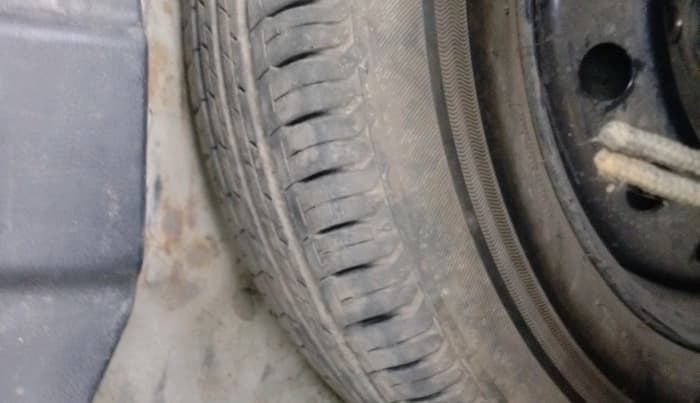 2022 Maruti Dzire ZXI CNG, CNG, Manual, 1,23,122 km, tyre