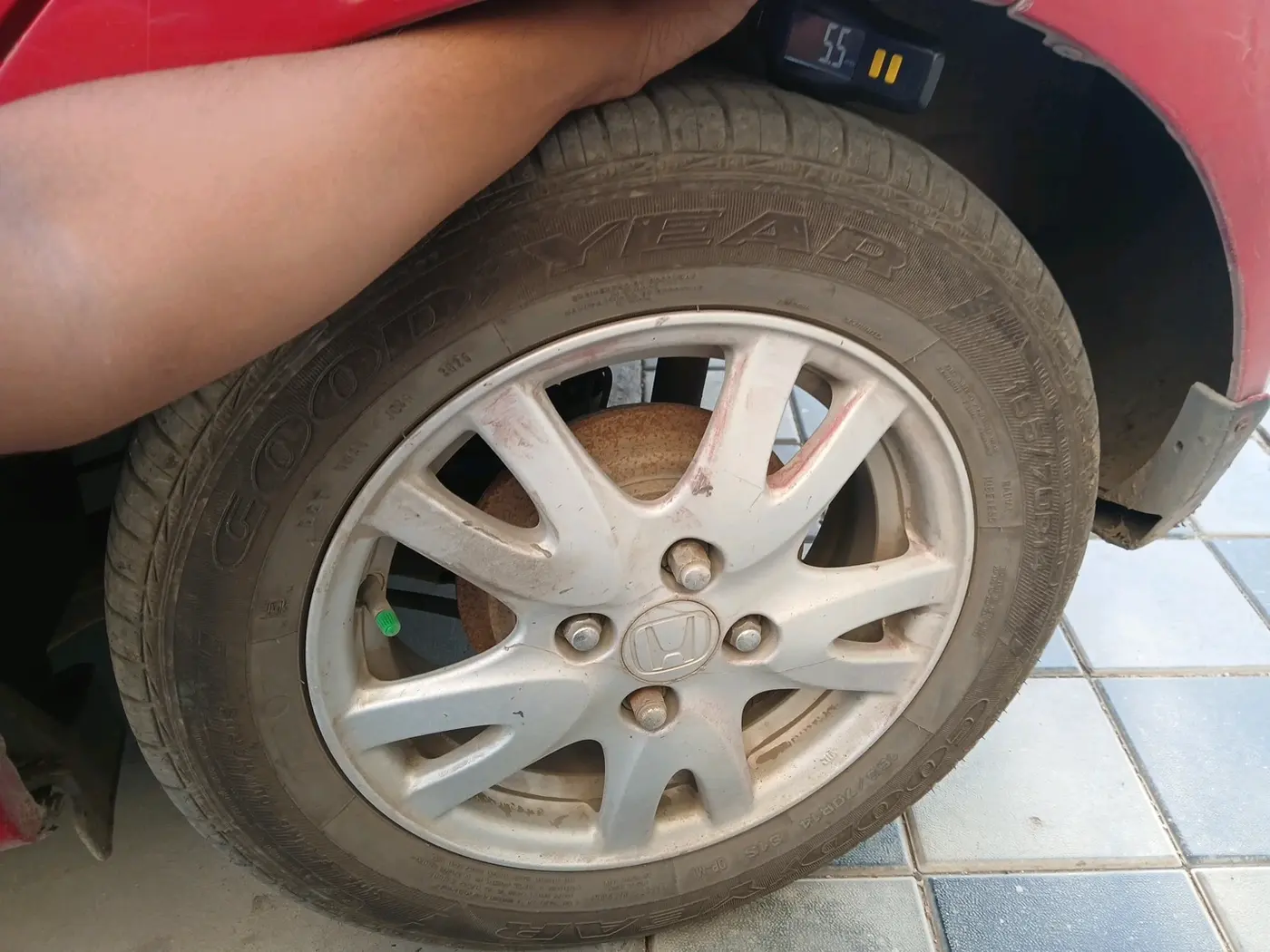 2012 Honda Brio V MT, CNG, Manual, 1,23,458 km, tyre