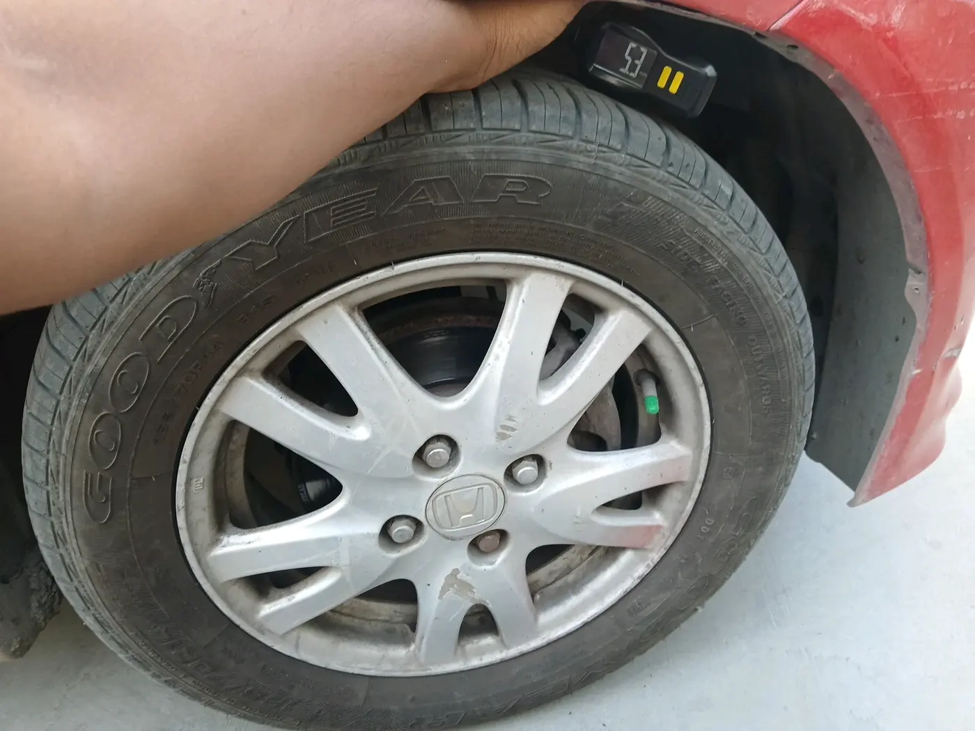 2012 Honda Brio V MT, CNG, Manual, 1,23,458 km, tyre
