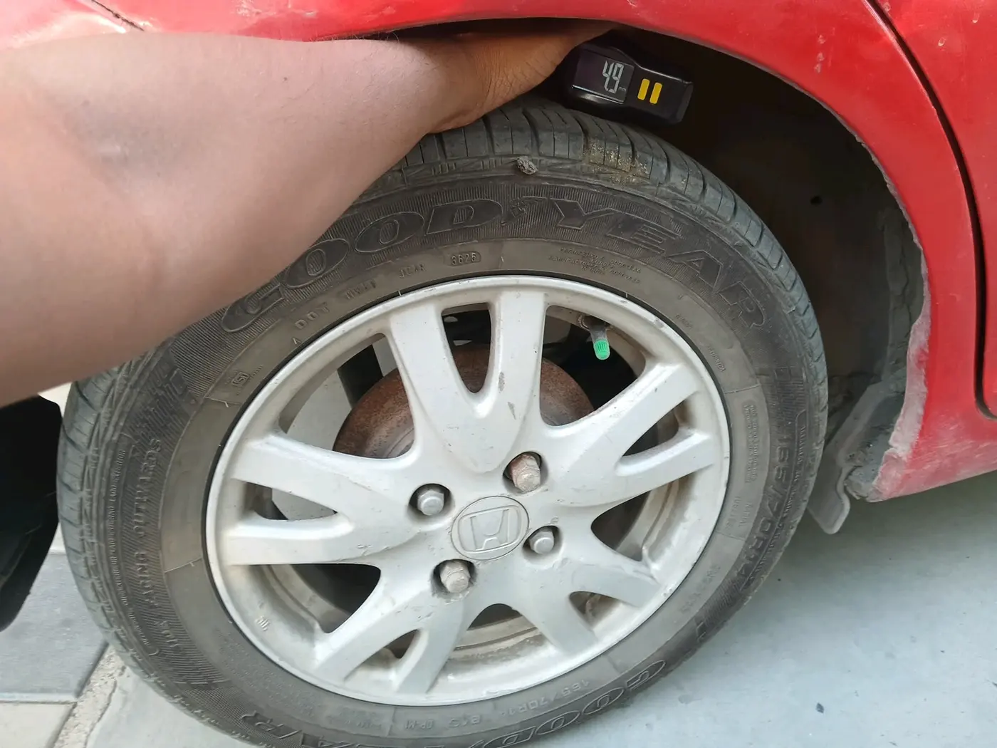 2012 Honda Brio V MT, CNG, Manual, 1,23,458 km, tyre