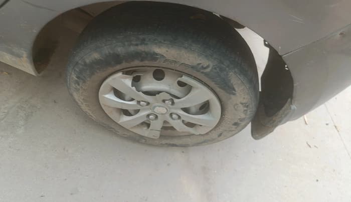 2013 Hyundai Eon ERA +, Petrol, Manual, 67,380 km, tyre