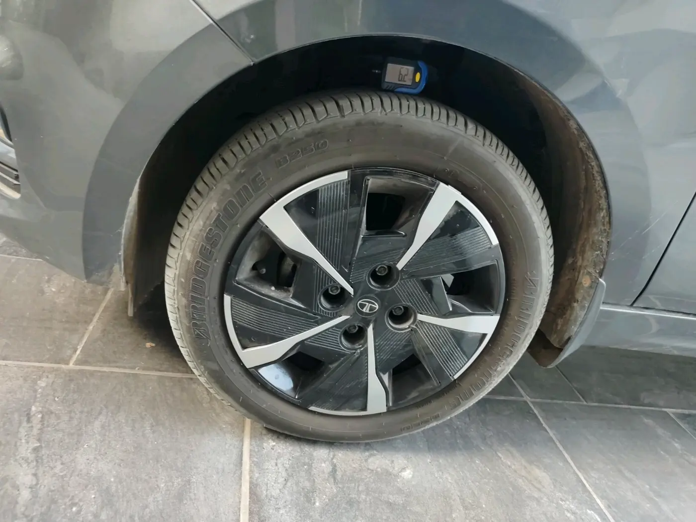 2025 Tata Tiago XZA, Petrol, Automatic, 7,001 km, tyre