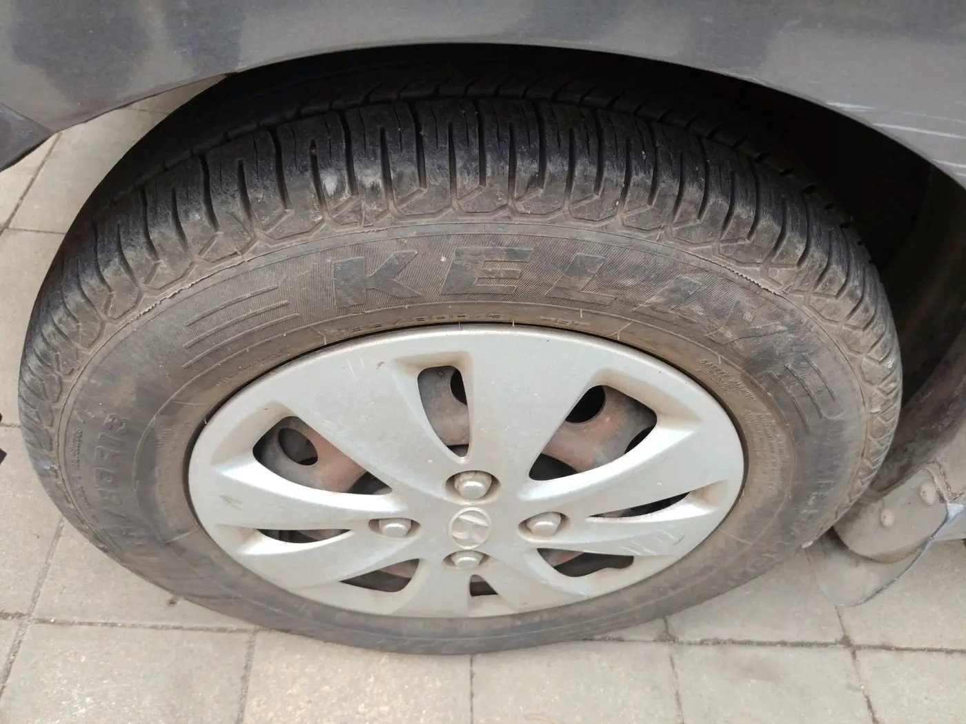 2011 Hyundai i10 MAGNA 1.2, CNG, Manual, 1,23,163 km, tyre
