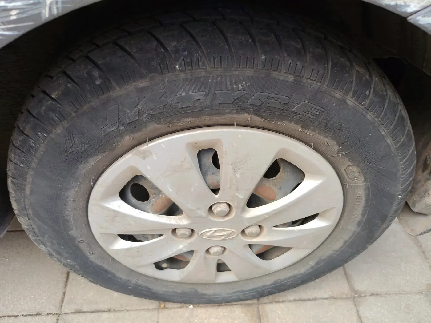 2011 Hyundai i10 MAGNA 1.2, CNG, Manual, 1,23,163 km, tyre