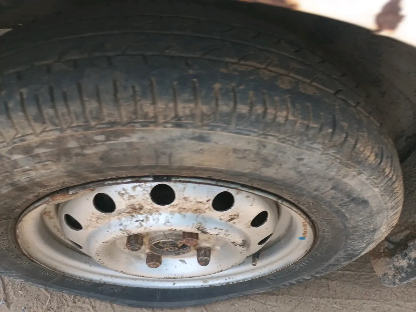 2013 Maruti Wagon R 1.0 LXI CNG, CNG, Manual, 2,83,618 km, tyre