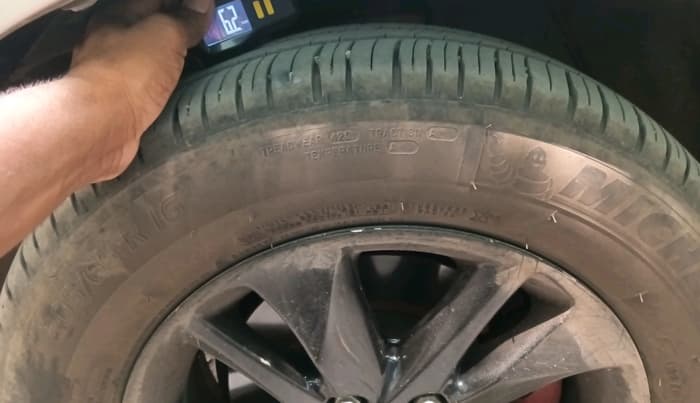 2017 Toyota Innova Crysta 2.8 GX AT 8 STR, Diesel, Automatic, 1,56,398 km, tyre