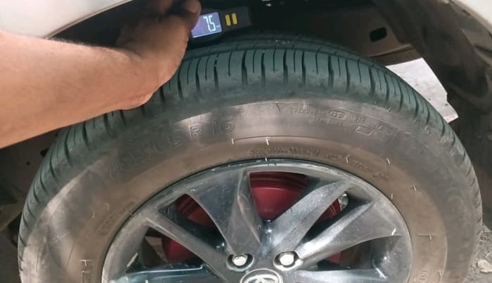 2017 Toyota Innova Crysta 2.8 GX AT 8 STR, Diesel, Automatic, 1,56,398 km, tyre