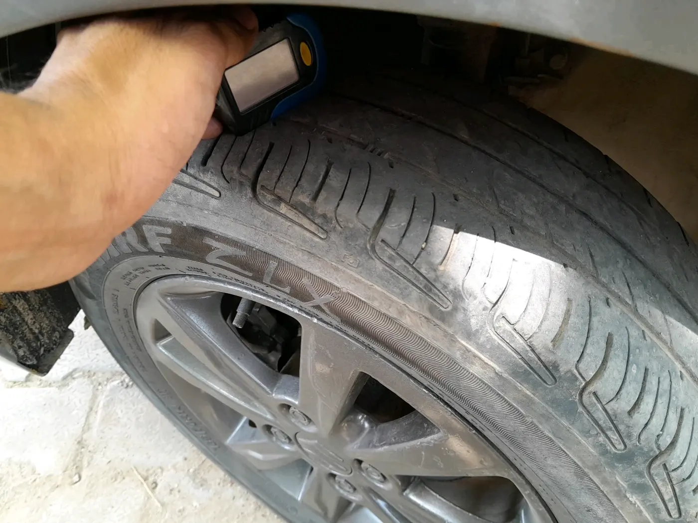 2015 Maruti Wagon R 1.0 VXI, CNG, Manual, 99,169 km, tyre