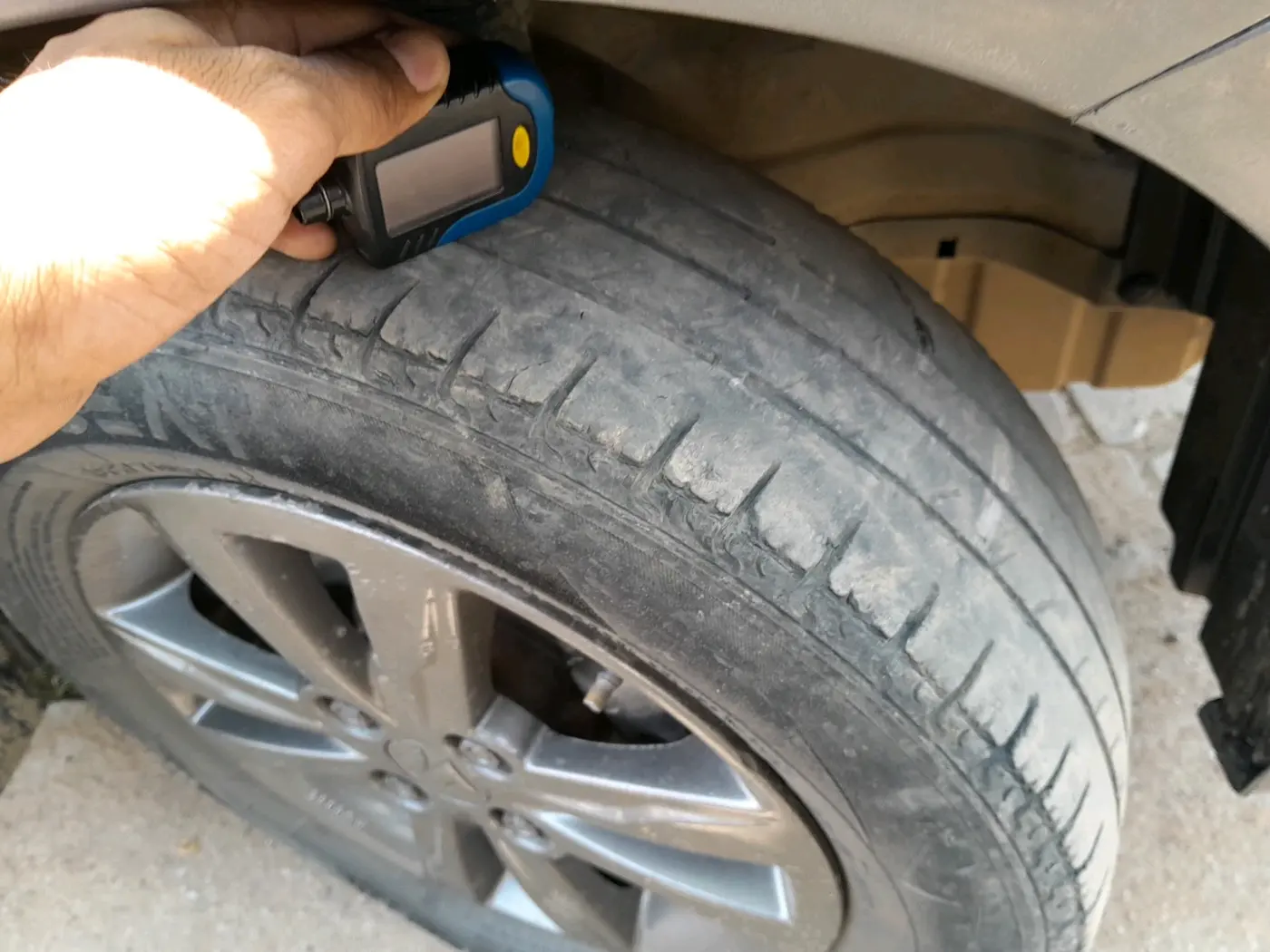 2015 Maruti Wagon R 1.0 VXI, CNG, Manual, 99,169 km, tyre