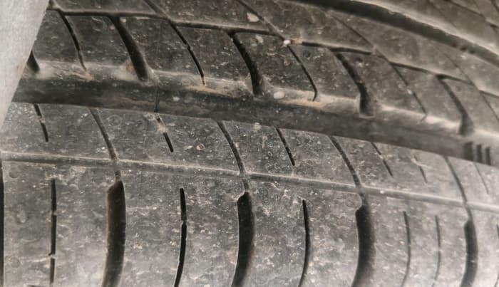 2015 Maruti Ertiga ZXI, Petrol, Manual, 76,801 km, tyre