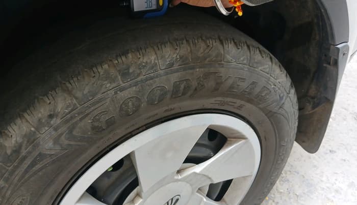 2015 Mahindra XUV500 W6, Diesel, Manual, 1,15,328 km, tyre