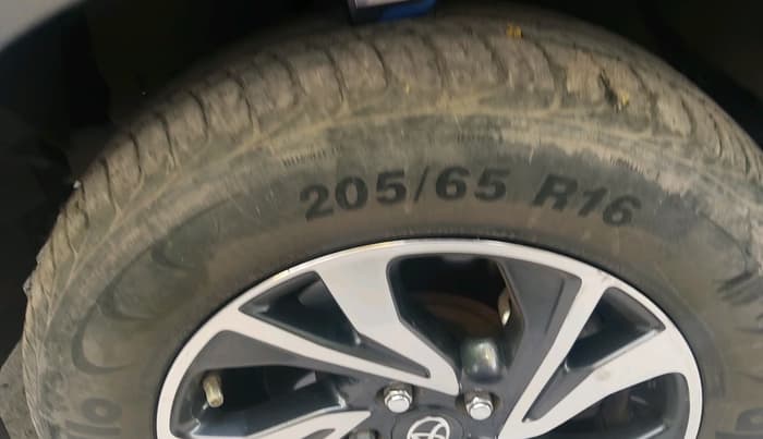 2022 Toyota Innova Crysta 2.7 GX AT 7 STR, Petrol, Automatic, 70,497 km, tyre