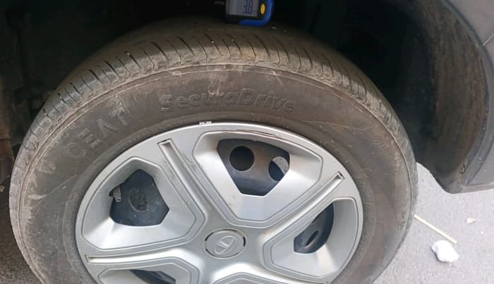 2022 Tata NEXON XM SUNROOF PETROL, Petrol, Manual, 83,570 km, tyre