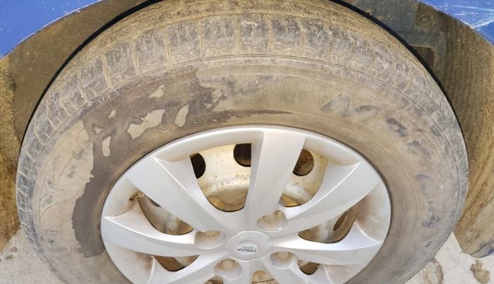 2016 Hyundai Eon ERA +, Petrol, Manual, 77,095 km, tyre