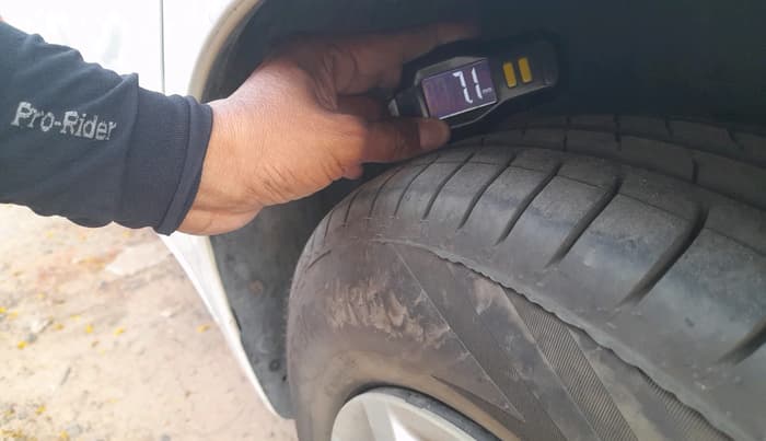 2020 Maruti Swift VXI, CNG, Manual, 1,88,908 km, tyre