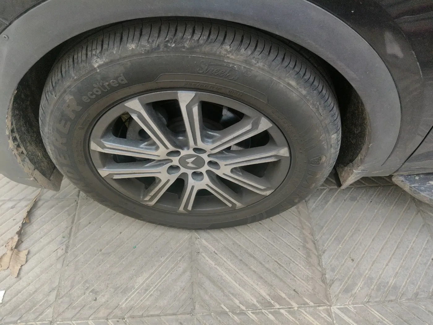 2022 Mahindra XUV700 AX 7 D AT 7 STR, Diesel, Automatic, 79,410 km, tyre