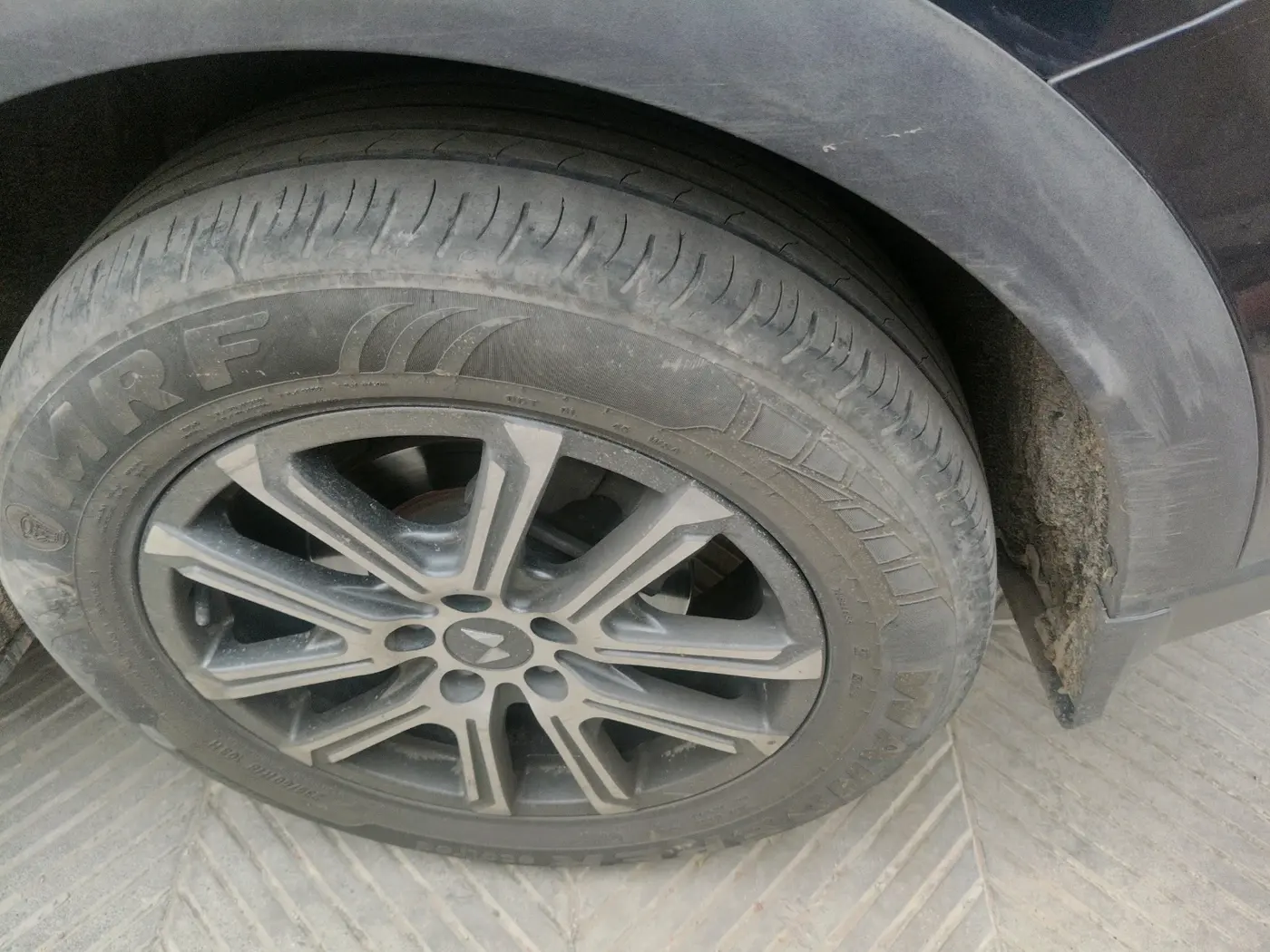 2022 Mahindra XUV700 AX 7 D AT 7 STR, Diesel, Automatic, 79,410 km, tyre