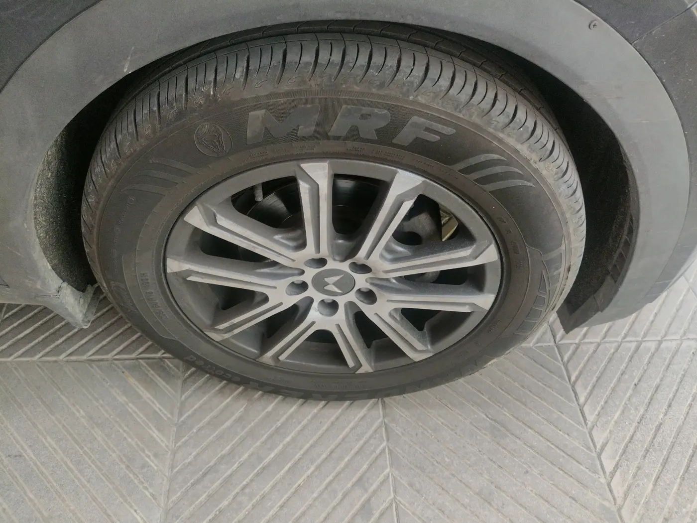 2022 Mahindra XUV700 AX 7 D AT 7 STR, Diesel, Automatic, 79,410 km, tyre